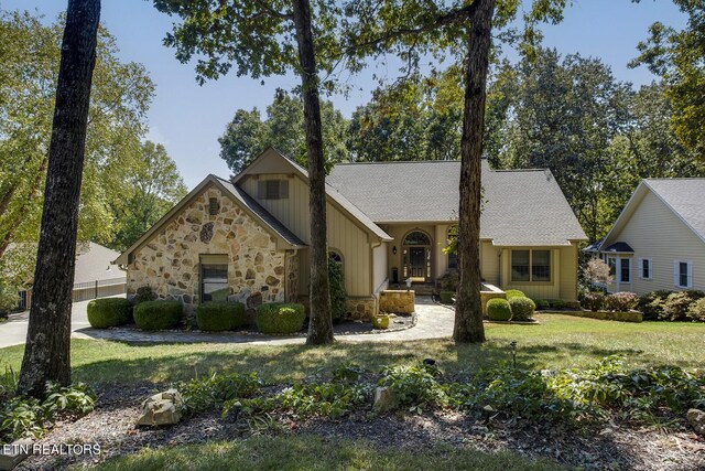 view of front facade featuring a front lawn