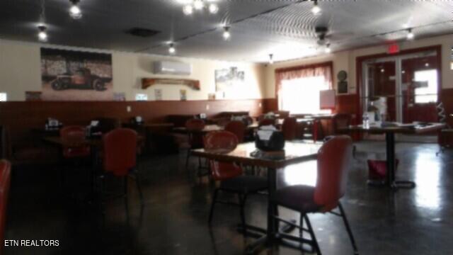 dining area with ceiling fan