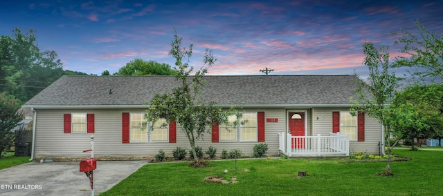 single story home featuring a lawn