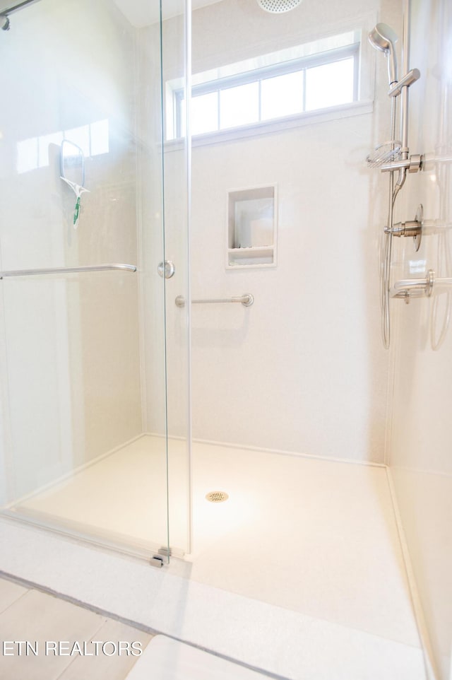 275 Hummingbird Dr, Vonore, TN 37885 - full bath with a shower stall