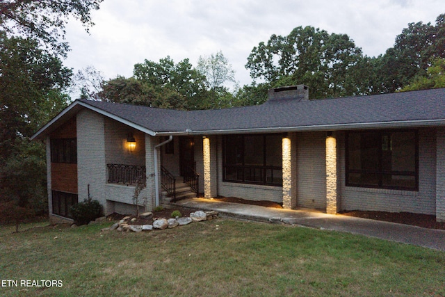 view of front of house featuring a porch and a front lawn