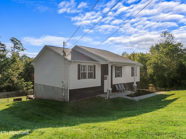 view of front of home featuring a front yard