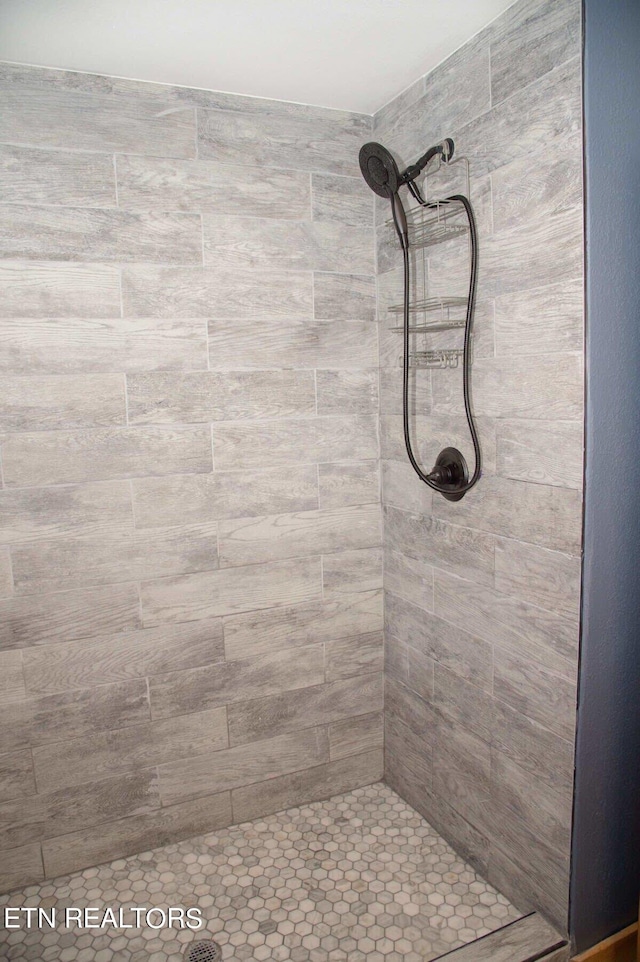 bathroom featuring a tile shower