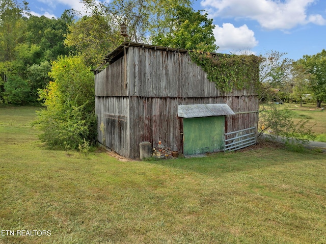 view of barn with a yard