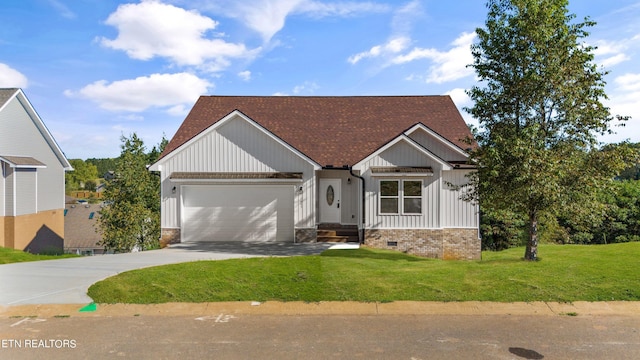 craftsman house featuring a garage and a front lawn