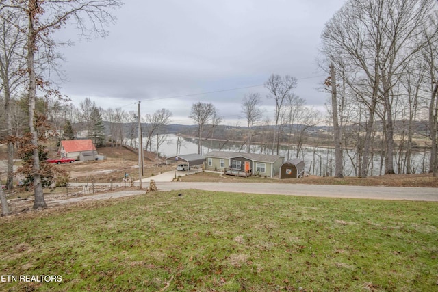 view of yard featuring a water view