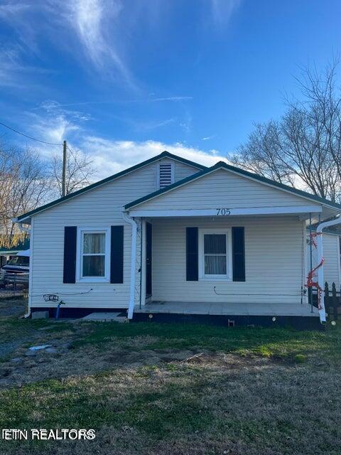 view of front of home with covered porch and a front yard