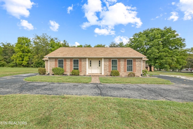 ranch-style house featuring a front lawn