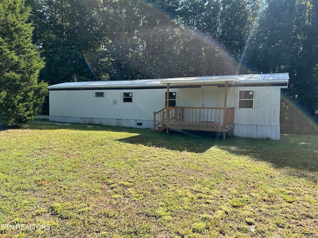 view of front facade with a front yard