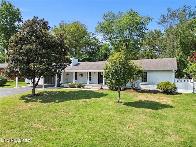 single story home featuring a porch and a front yard