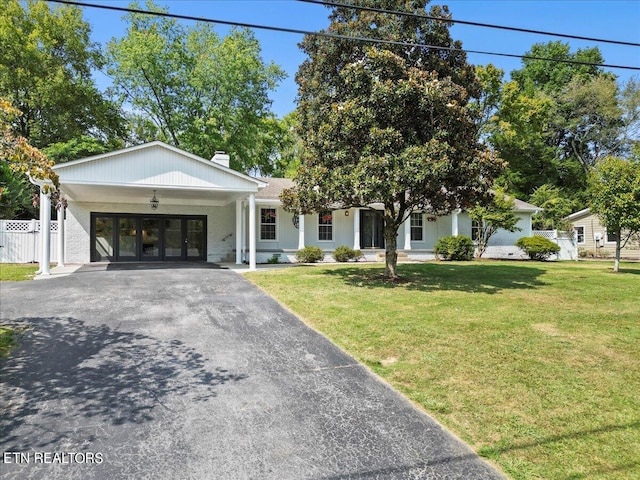 view of front of property featuring a front yard