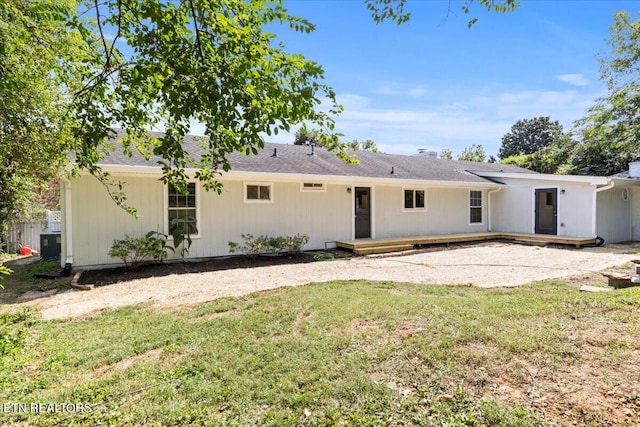 exterior space featuring a lawn