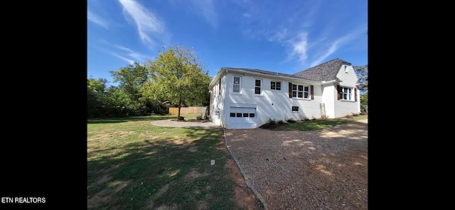 view of front of property featuring a garage and a front yard