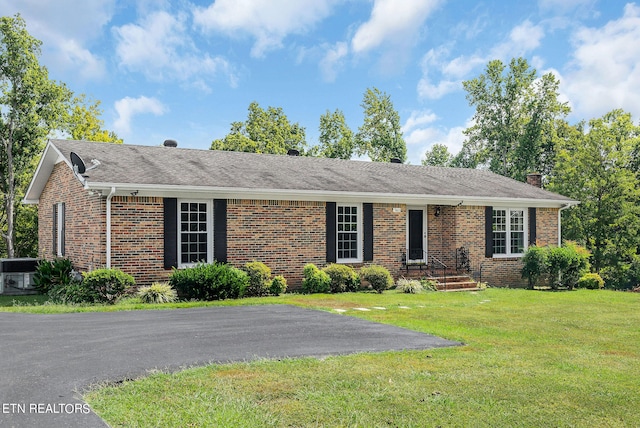 ranch-style home featuring a front lawn