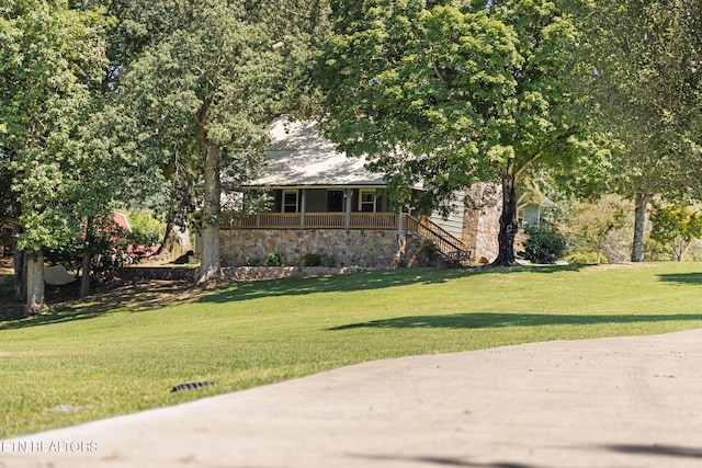 view of front of home featuring a front yard