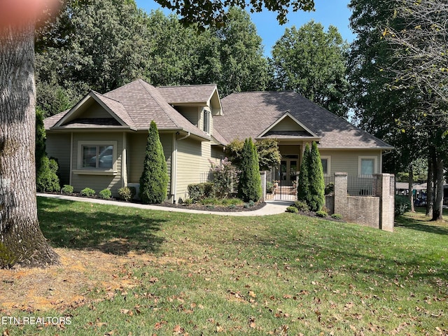 view of front facade featuring a front lawn