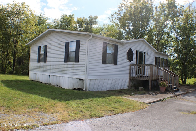 manufactured / mobile home featuring a front lawn