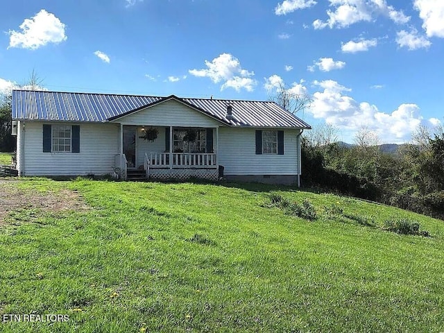 view of front of property featuring a porch and a front yard