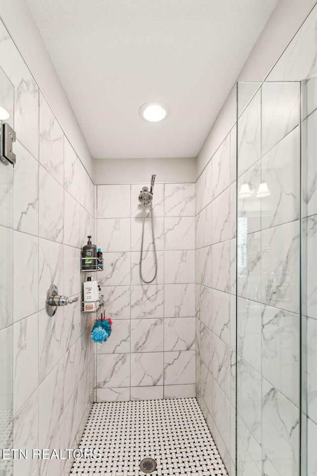 bathroom featuring tiled shower