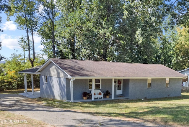 ranch-style home featuring a front lawn and a porch