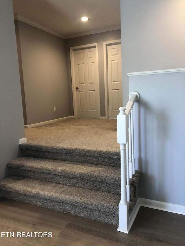 stairway featuring recessed lighting, baseboards, wood finished floors, and crown molding