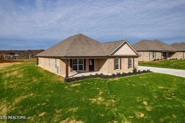 view of front of property featuring a front lawn