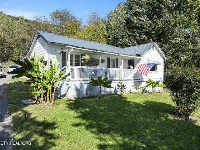 view of front of house featuring covered porch and a front yard