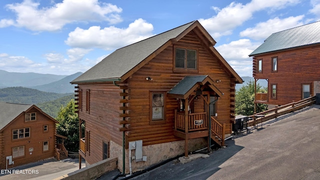 view of front of property featuring a mountain view