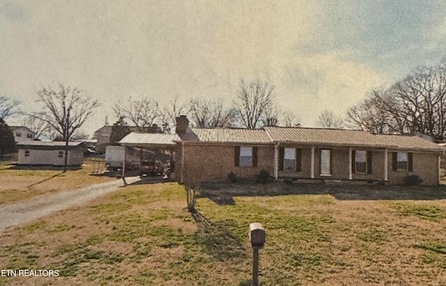 view of front of property with a front lawn