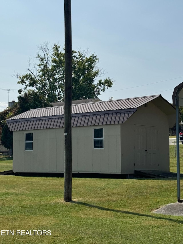 view of outdoor structure featuring a yard