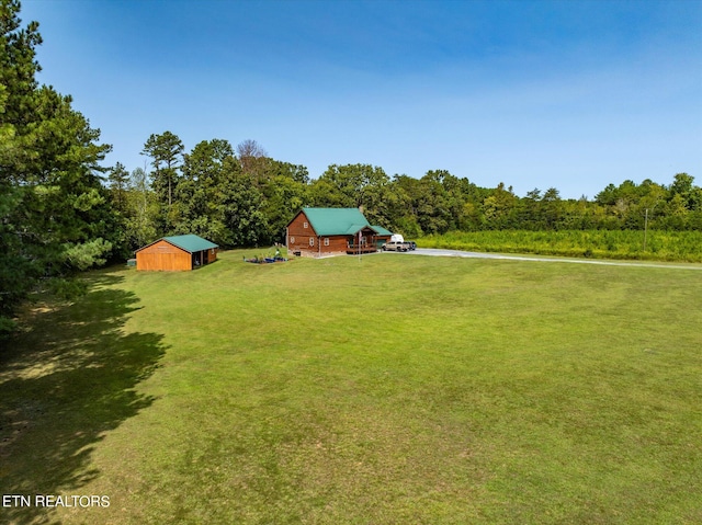 view of yard featuring an outdoor structure