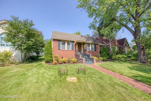 view of front of home featuring a front yard