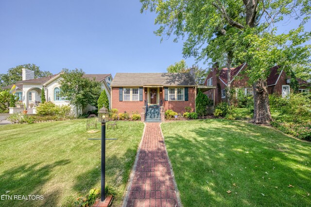 view of front of home featuring a front yard