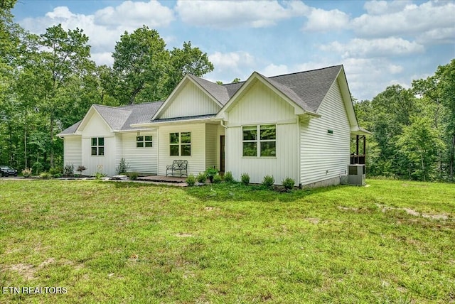 view of front facade with a front yard and central AC