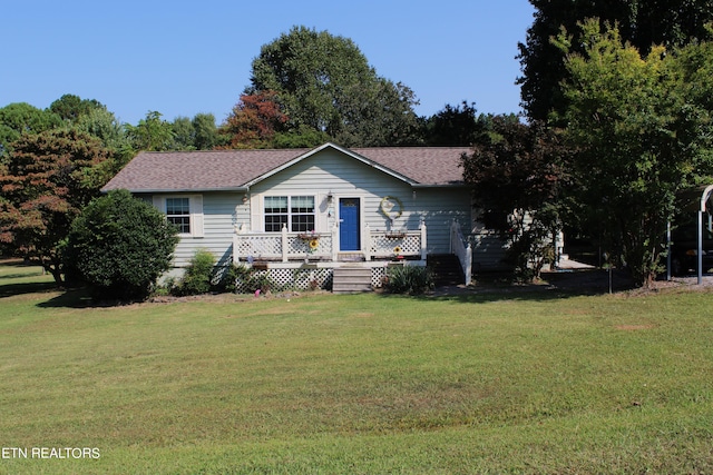 view of front of property featuring a front yard