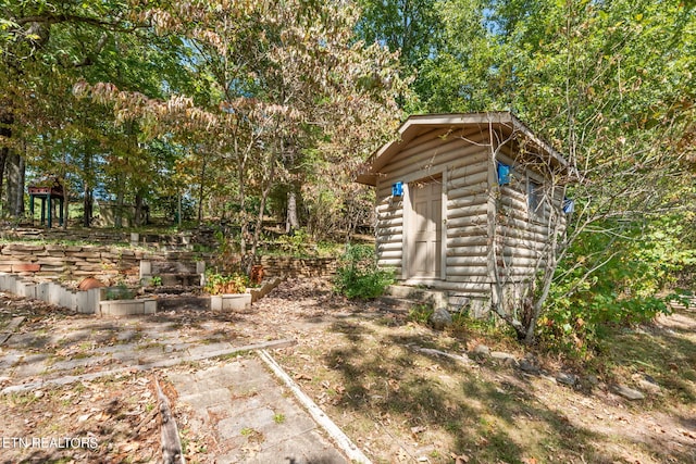 view of yard featuring a storage unit