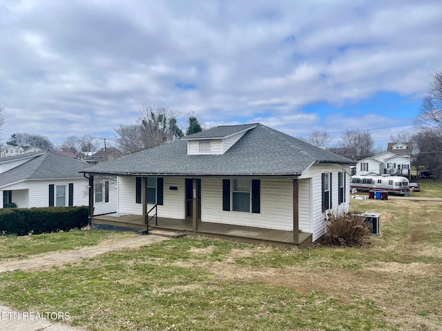 view of front of house featuring covered porch and a front lawn