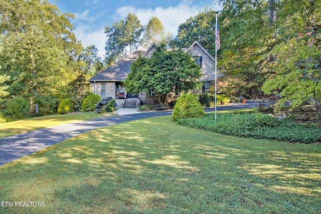 view of front of property featuring a front lawn