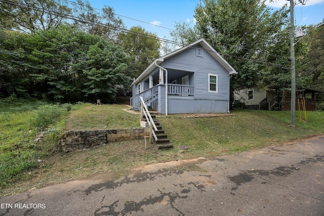 view of front of home featuring a front lawn