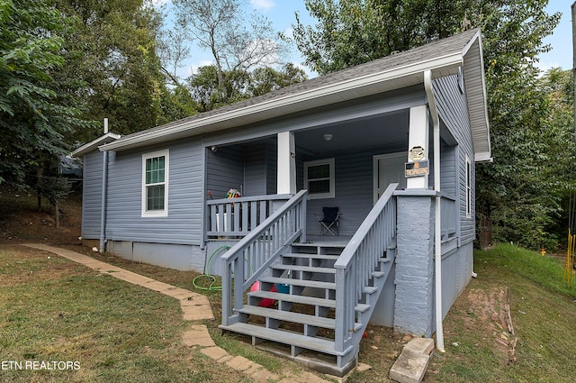 view of front facade featuring a porch and a front lawn