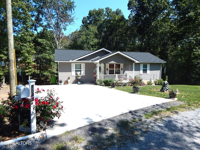 view of front facade with covered porch and a front lawn