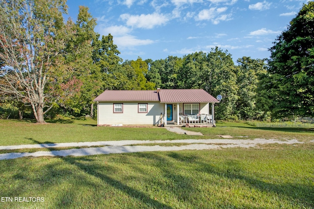 view of front of house featuring covered porch and a front lawn