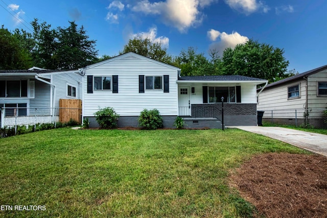 split level home with a front lawn