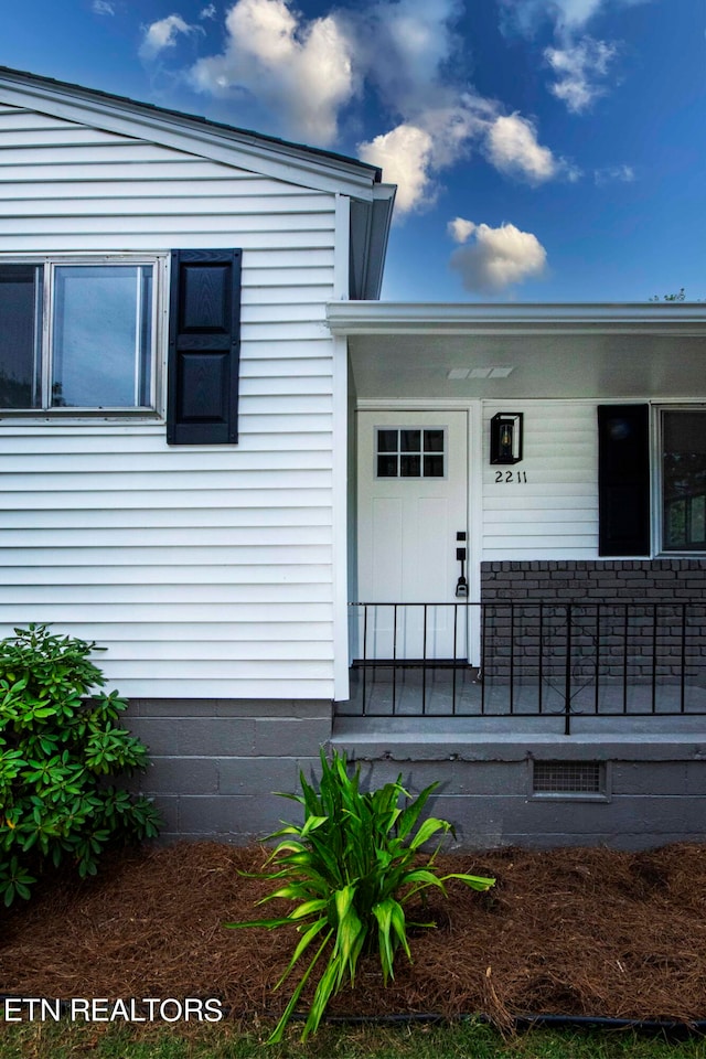 property entrance featuring covered porch