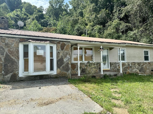 view of front facade with a front lawn