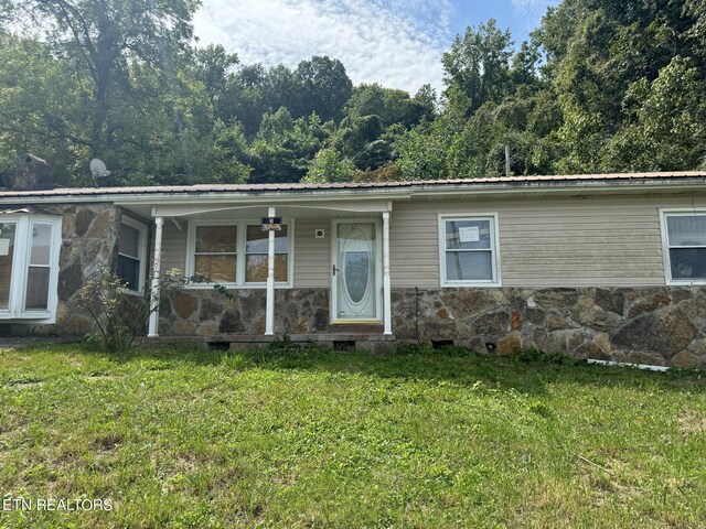 view of front of house with a front yard