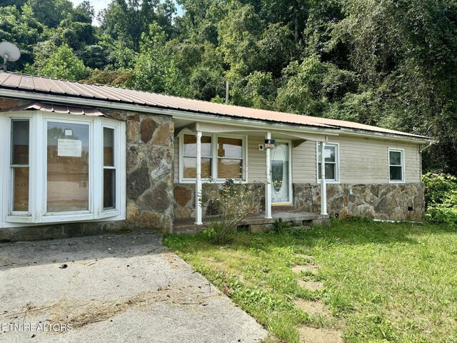 view of front of property featuring a front yard