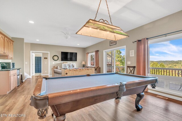 rec room with light hardwood / wood-style flooring, pool table, ceiling fan, and sink