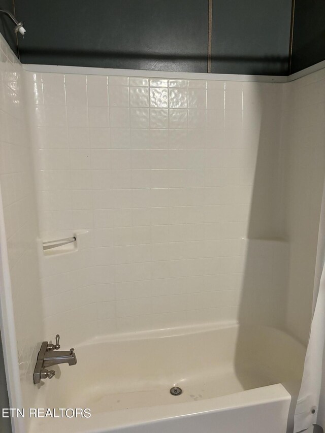 bathroom with shower / tub combo