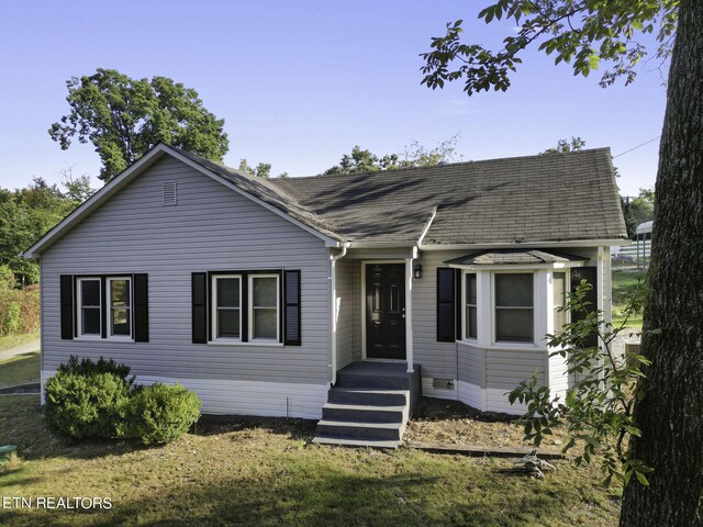 view of front facade with a front lawn